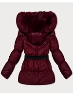 Zimní bunda ve vínové bordó barvě s kapucí a s opaskem model 21479129 - J.STYLE Zimní bunda ve vínové bordó barvě s kapucí a s opaskem model 21479129 - J.STYLE