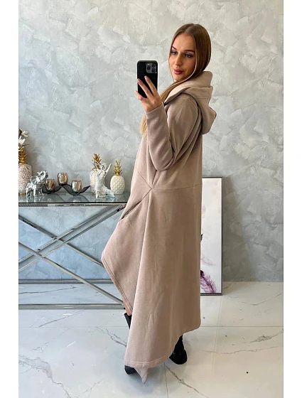 Zateplené šaty s delšími boky model 20648434 béžové - Kesi Zateplené šaty s delšími boky model 20648434 béžové - Kesi