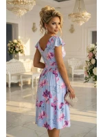 425-14 MATILDE Blinkered midi šaty s obálkovým výstrihom a krátkymi rukávmi - modré s ružovými kvetmi 425-14 MATILDE Blinkered midi šaty s obálkovým výstrihom a krátkymi rukávmi - modré s ružovými kvetmi
