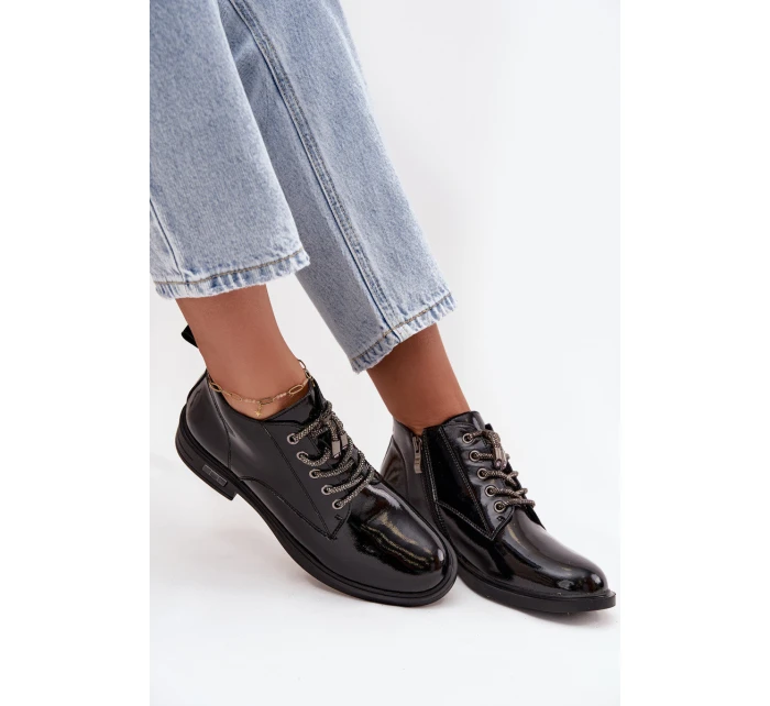 Kožené lakované dámské kotníčkové boty s ozdobným šněrováním model 21713881 Černé - D&A Kožené lakované dámské kotníčkové boty s ozdobným šněrováním model 21713881 Černé - D&A