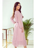 Dámske šifónové midi šaty vo špinavo ružovej farbe s výstrihom a volánikom 304-1 Dámske šifónové midi šaty vo špinavo ružovej farbe s výstrihom a volánikom 304-1