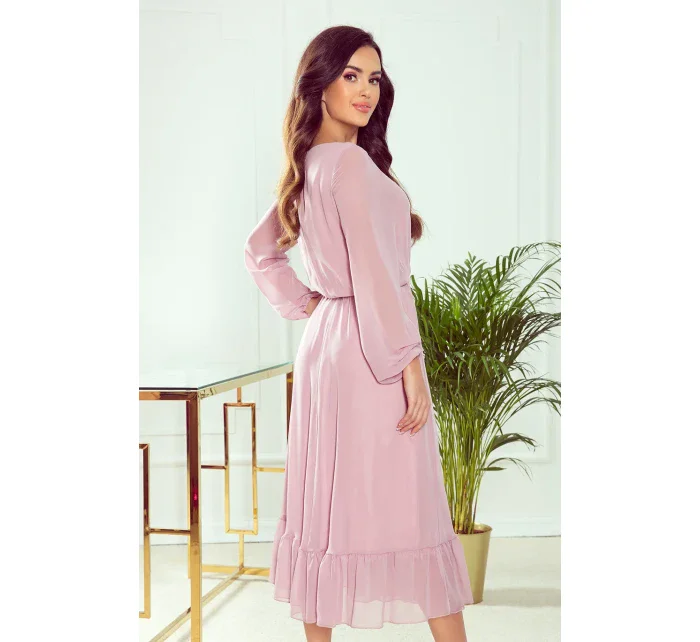 Dámske šifónové midi šaty vo špinavo ružovej farbe s výstrihom a volánikom 304-1 Dámske šifónové midi šaty vo špinavo ružovej farbe s výstrihom a volánikom 304-1