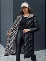 Dámský prošívaný kabát s kapucí model 22373472 černý - FashionStreet Dámský prošívaný kabát s kapucí model 22373472 černý - FashionStreet