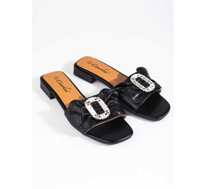 Pěkné černé dámské nazouváky bez podpatku Pěkné černé dámské nazouváky bez podpatku