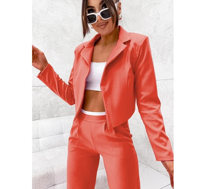 Dámska súprava v koralovej farbe - krátke sako a široké nohavice (8263) Dámska súprava v koralovej farbe - krátke sako a široké nohavice (8263)