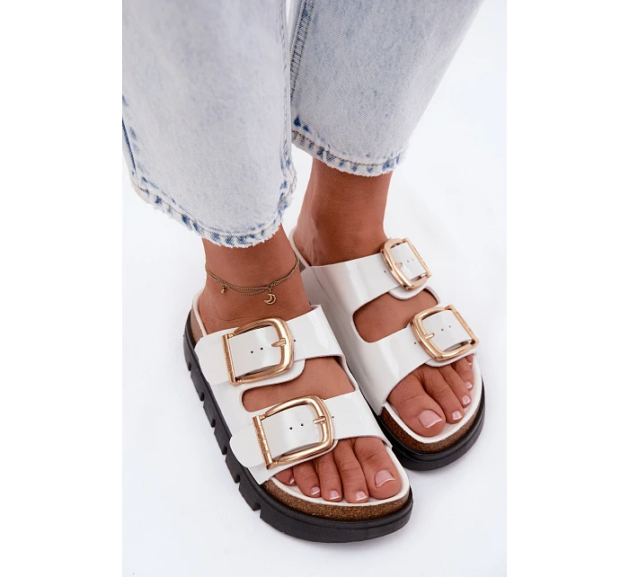 Lakované dámské pantofle Ploché se zlatými sponami model 22122981 bílé - Lee Cooper