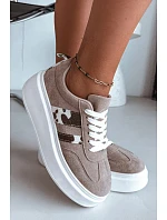 Dámske tenisky na pevnej platforme s aplikáciou z umelého semišu Beige Averin Dámske tenisky na pevnej platforme s aplikáciou z umelého semišu Beige Averin