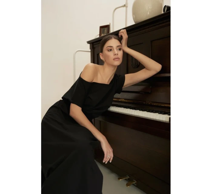 model 18407297 Maxi šaty s elastickým pasem černé - BeWear model 18407297 Maxi šaty s elastickým pasem černé - BeWear