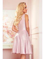 Pudrově růžové dámské rozšířené šaty s brokátem a s výstřihem ve tvaru srdce model 17055603 - numoco Pudrově růžové dámské rozšířené šaty s brokátem a s výstřihem ve tvaru srdce model 17055603 - numoco