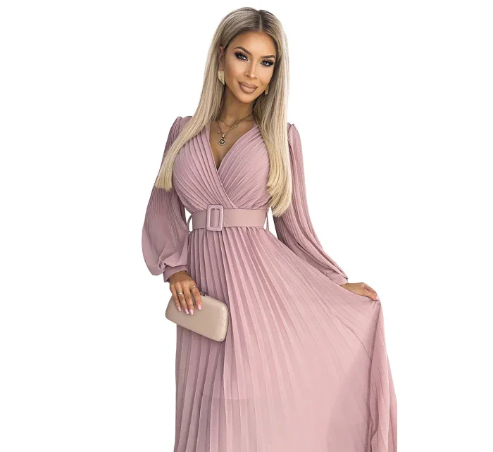 KLARA Plisované dámské šaty v pudrově růžové barvě s výstřihem a opaskem model 18330495 - numoco basic KLARA Plisované dámské šaty v pudrově růžové barvě s výstřihem a opaskem model 18330495 - numoco basic
