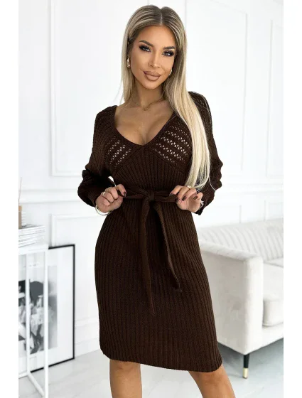 Dámské ažurové šaty v čokoládové barvě s výstřihem a zavazováním model 19314045 - numoco basic Dámské ažurové šaty v čokoládové barvě s výstřihem a zavazováním model 19314045 - numoco basic