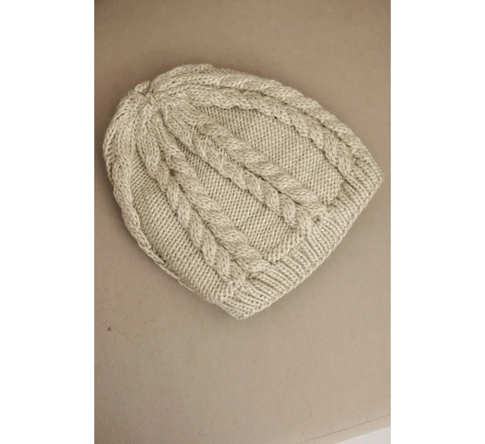 Dámská zimní čepice z vlny s copánkovým vzorem model 21750374 tmavě béžová - K-Fashion Dámská zimní čepice z vlny s copánkovým vzorem model 21750374 tmavě béžová - K-Fashion