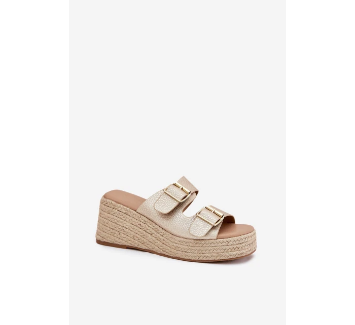 Dámské Pantofle Na Klínu S Pletením A Přezkami Zlaté model 21697344 - Boto Dámské Pantofle Na Klínu S Pletením A Přezkami Zlaté model 21697344 - Boto