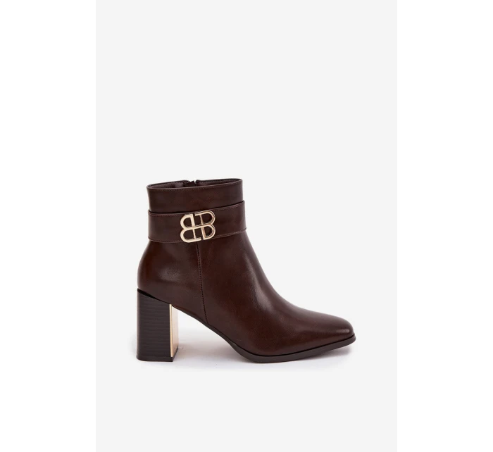 Dámské kotníkové boty na podpatku s páskem a zlatým detailem čokoládové model 21747880 - Boto Dámské kotníkové boty na podpatku s páskem a zlatým detailem čokoládové model 21747880 - Boto