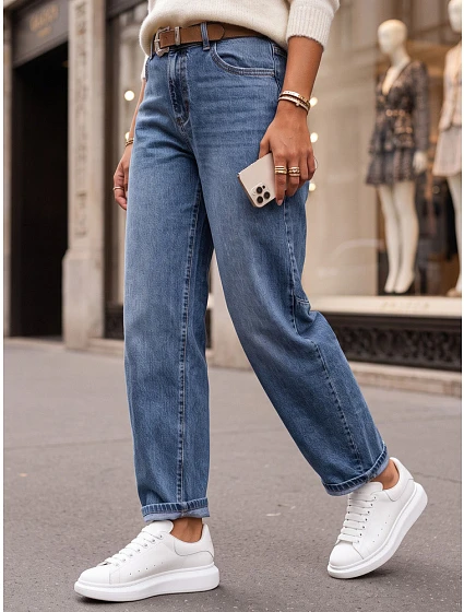 Jeansy damskie fit z paskiem niebieskie model 22361850 - FashionStreet Jeansy damskie fit z paskiem niebieskie model 22361850 - FashionStreet