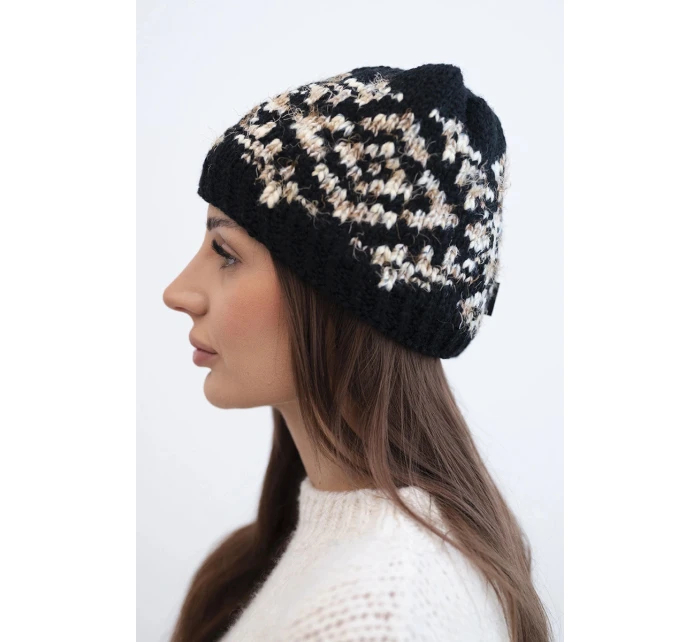 Dámska zimná čiapka s farebnými vzormi a hrubým rebrovaním K353 black+beige