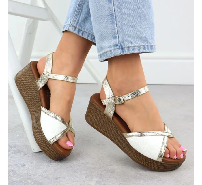 Dámské sandály na platformě bílé a zlaté model 21904971 - S.Barski