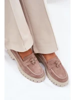 Dámske semišové mokasíny s ozdobným špendlíkom "Miś" Vinceza - béžové Dámske semišové mokasíny s ozdobným špendlíkom "Miś" Vinceza - béžové