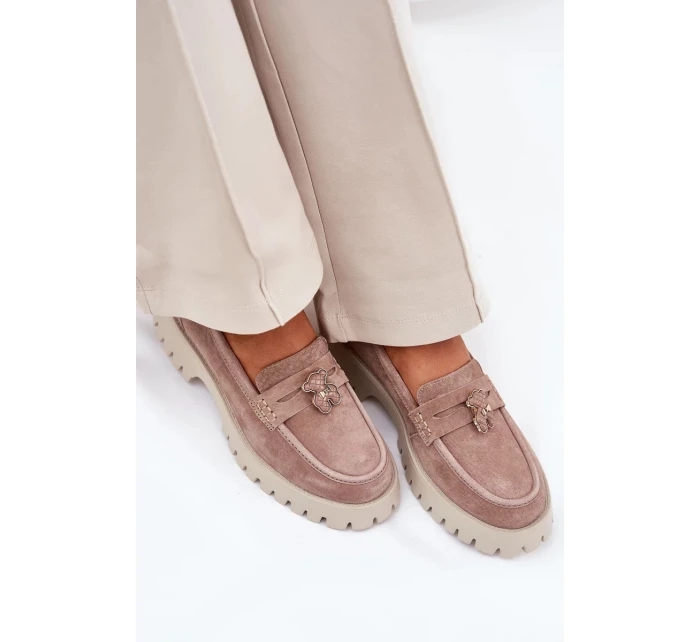 Dámske semišové mokasíny s ozdobným špendlíkom "Miś" Vinceza - béžové Dámske semišové mokasíny s ozdobným špendlíkom "Miś" Vinceza - béžové