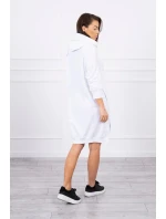 Šaty s kapucňou a dlhším chrbtom biele