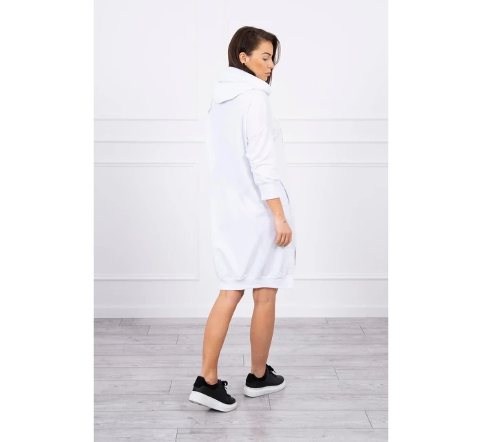 Šaty s kapucňou a dlhším chrbtom biele