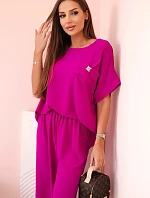 Dámsky viskózový komplet s ozdobným kvetom a širokými nohavicami - tmavofialový