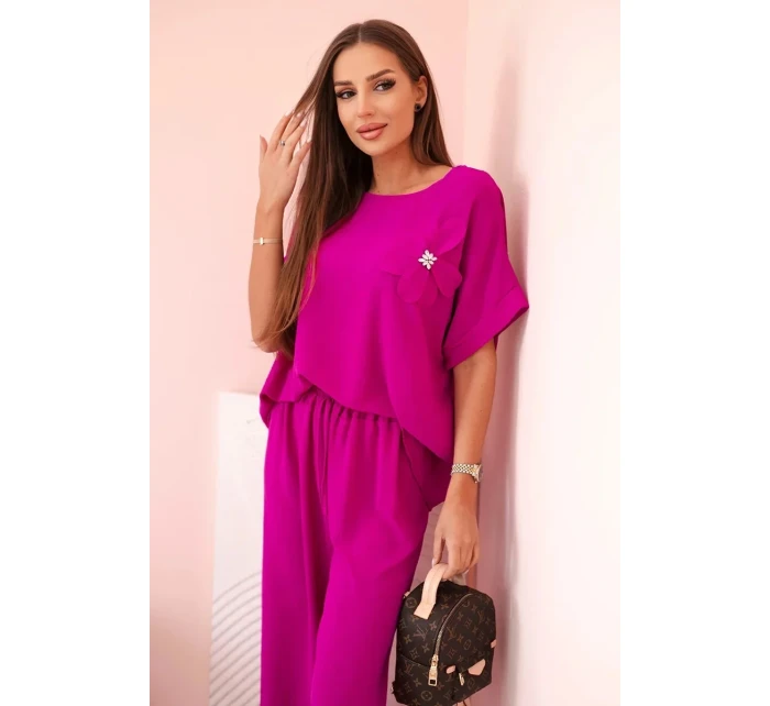 Dámsky viskózový komplet s ozdobným kvetom a širokými nohavicami - tmavofialový Dámsky viskózový komplet s ozdobným kvetom a širokými nohavicami - tmavofialový