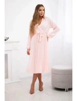 Šaty se model 21908515 plisovaným lemem pudrově růžová - K-Fashion