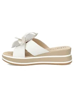 Dámske biele kožené žabky Filippo DK7636 s kvetom na platforme