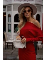 M818 Pletené šaty so spadnutými ramenami - červené M818 Pletené šaty so spadnutými ramenami - červené