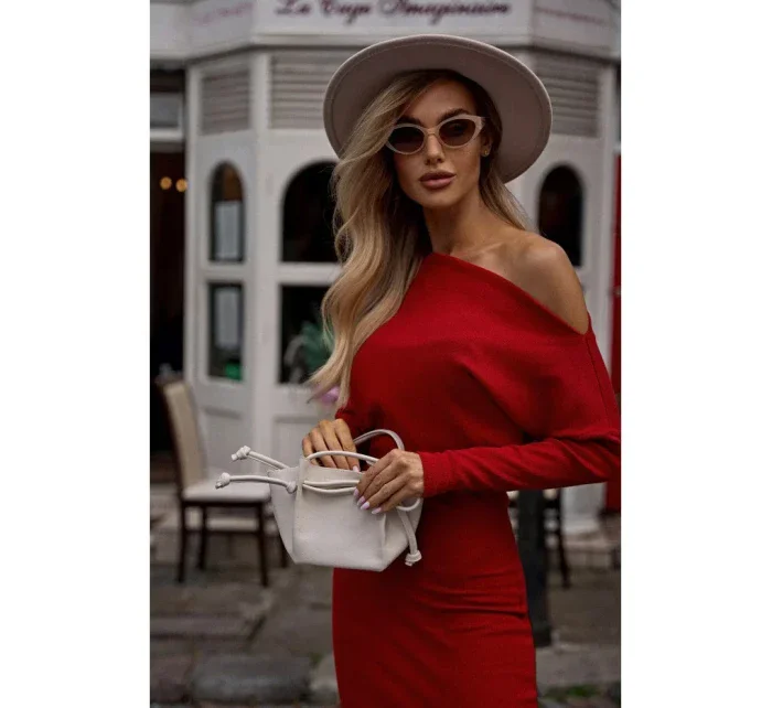 M818 Pletené šaty so spadnutými ramenami - červené M818 Pletené šaty so spadnutými ramenami - červené