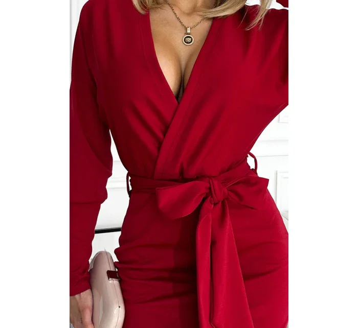 Dámské šaty ve vínové bordó barvě s výstřihem na zádech model 17916570 - numoco Dámské šaty ve vínové bordó barvě s výstřihem na zádech model 17916570 - numoco