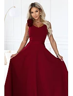 model 22311288 Elegantní večerní maxi šaty s rozparkem a růžemi – vínové - numoco