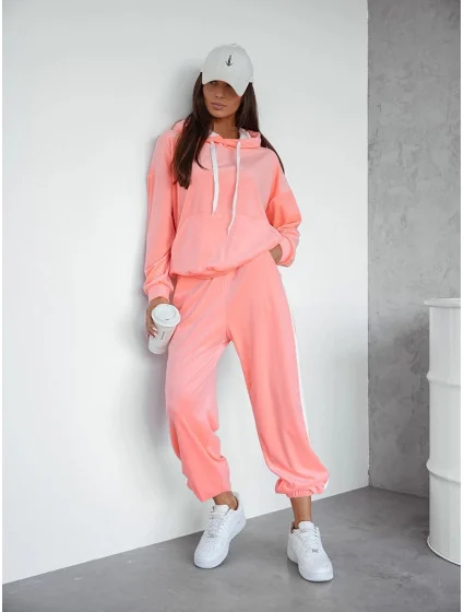 Dámský velurový teplákový komplet v broskvové barvě s lampasy model 20980122 - Moon Dámský velurový teplákový komplet v broskvové barvě s lampasy model 20980122 - Moon