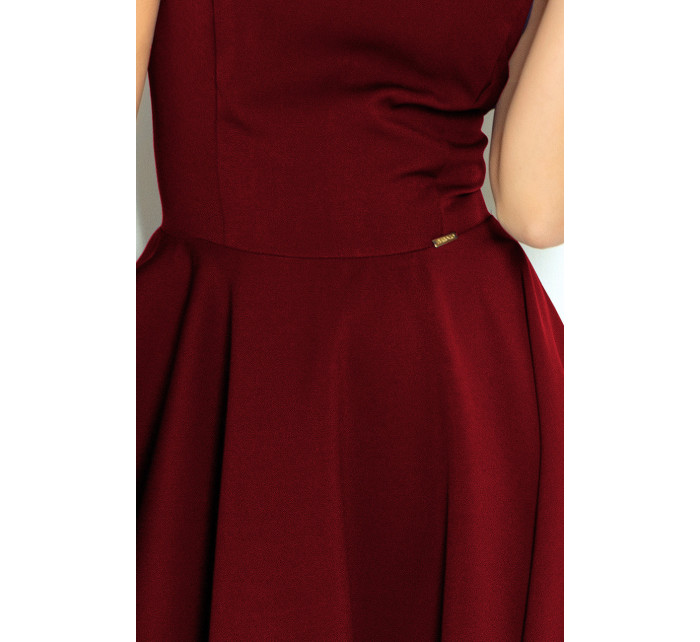 Rozšířené dámské šaty v bordó barvě s výstřihem ve tvaru srdce model 6703274 - numoco