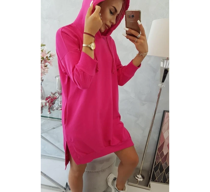 Šaty s kapucňou a dlhším chrbtom fuchsiovej farby