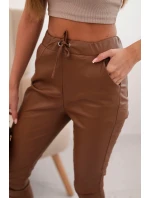 Dámské kalhoty z ekokůže s kapsami a vázáním v pase hnědé Dámské kalhoty z ekokůže s kapsami a vázáním v pase hnědé