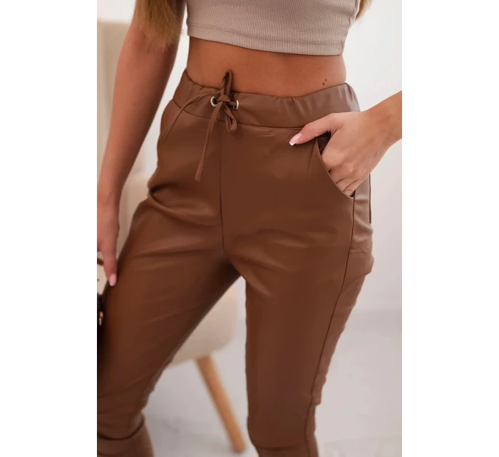 Dámské kalhoty z ekokůže s kapsami a vázáním v pase hnědé Dámské kalhoty z ekokůže s kapsami a vázáním v pase hnědé