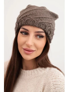Dámská zimní čepice s ozdobným pletením a střihem cappuccino model 21878045 - K-Fashion