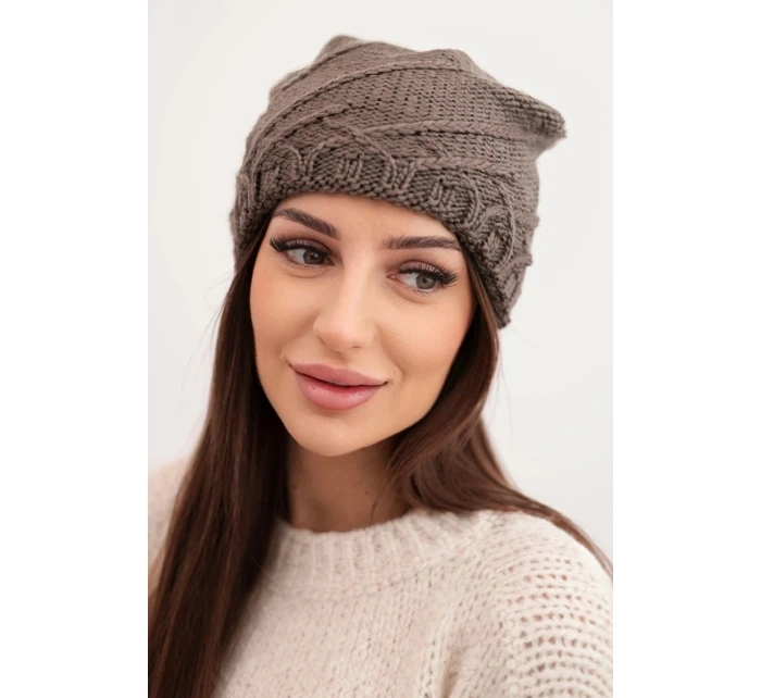 Dámská zimní čepice s ozdobným pletením a střihem cappuccino model 21878045 - K-Fashion