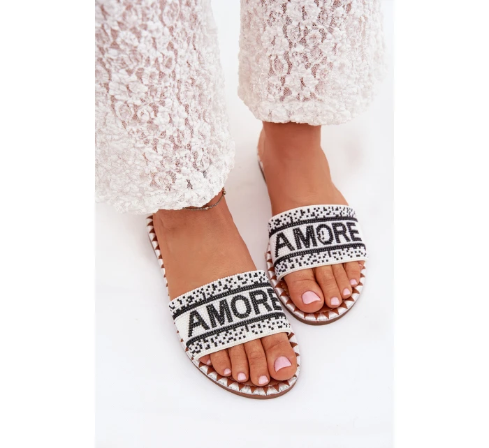 Dámské sandály na plochém podpatku se zdobením bílé model 21703749 - Boto Dámské sandály na plochém podpatku se zdobením bílé model 21703749 - Boto