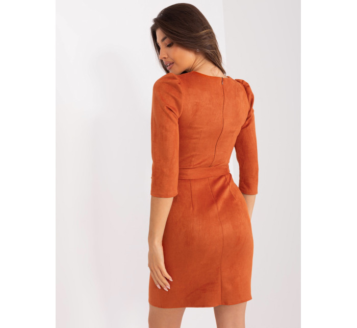 Tmavo oranžové opaskované šaty s rozparkom