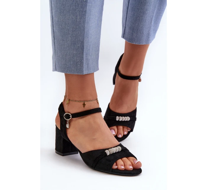 Dámské sandály z semiše na podpatku s ozdobami černé model 21658149 - VINCEZA Dámské sandály z semiše na podpatku s ozdobami černé model 21658149 - VINCEZA
