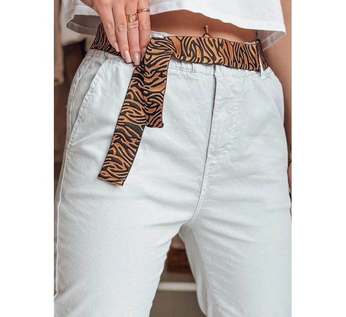 Dámské kalhoty s páskem světle šedé Dstreet model 21987149 - FashionStreet Dámské kalhoty s páskem světle šedé Dstreet model 21987149 - FashionStreet