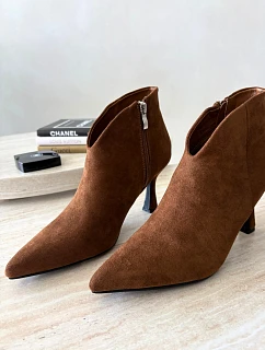 Dámské kotníkové boty na tenkém podpatku se špičatou špičkou camel Bessia