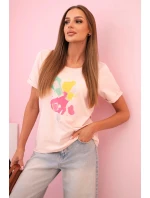 Dámska bavlnená blúzka s krátkymi rukávmi a farebnou potlačou v ružovej farbe Dámska bavlnená blúzka s krátkymi rukávmi a farebnou potlačou v ružovej farbe