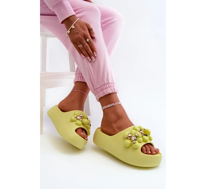 Dámske penové papuče s ozdobou na hrubej podrážke, limetkové Bremavia