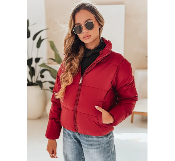 Dámská krátká zimní bunda s kapucí bordó Dstreet model 21990573 - FashionStreet Dámská krátká zimní bunda s kapucí bordó Dstreet model 21990573 - FashionStreet