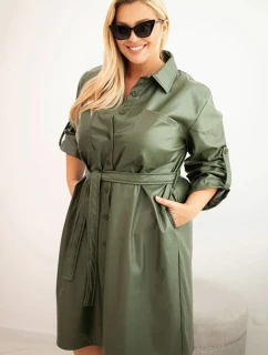 Dámské šaty z model 21397682 Plus Size s páskem a límečkem khaki - K-Fashion