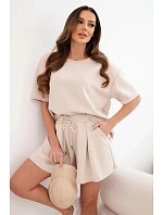 Dámský komplet z viskózy model 22201107 s krátkým rukávem a kraťasy s vysokým pasem béžový - K-Fashion Dámský komplet z viskózy model 22201107 s krátkým rukávem a kraťasy s vysokým pasem béžový - K-Fashion